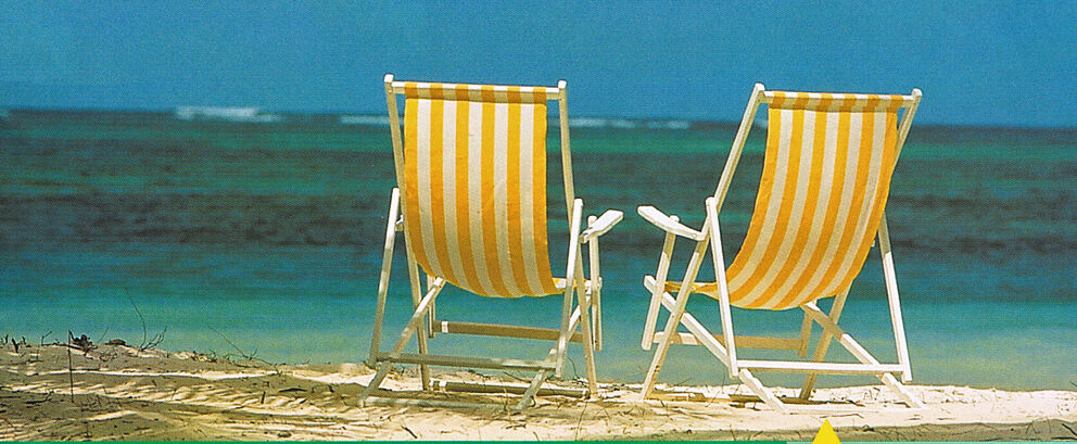 Chaises longues sur la plage