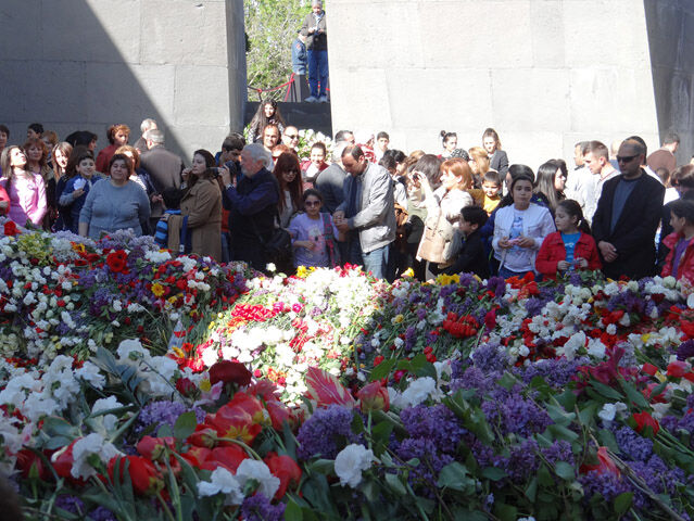 Fleurs au mémorial d'Erévan